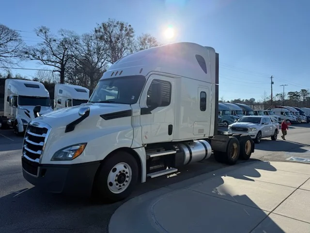 2020 Freightliner Cascadia - image 7