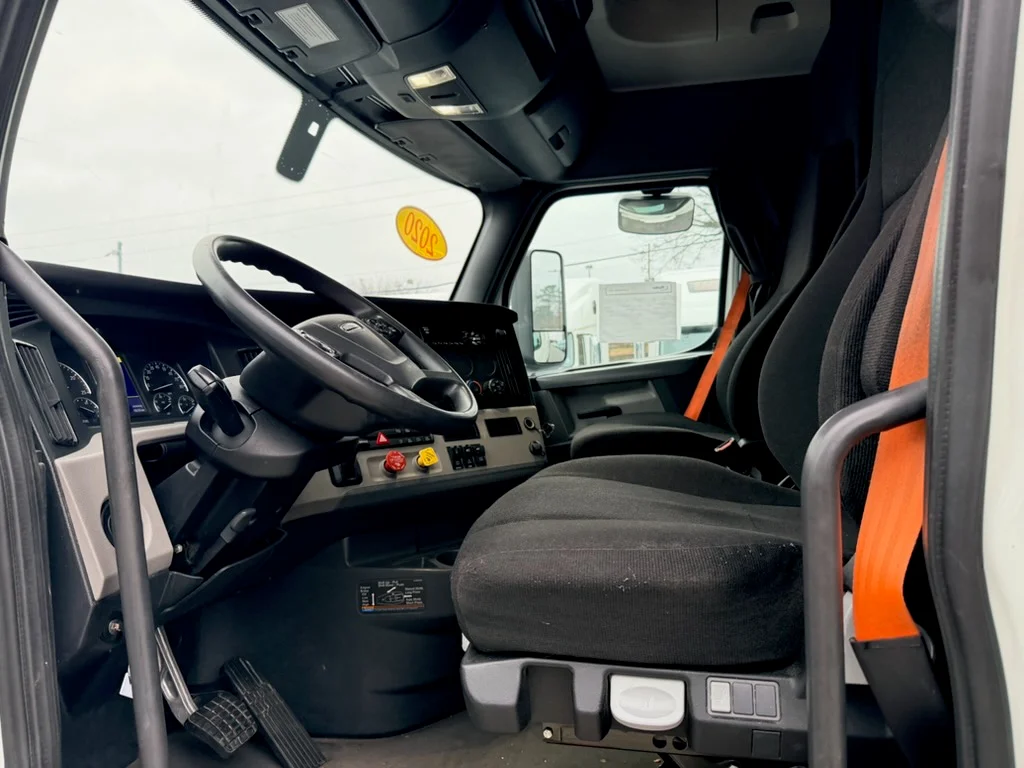 2020 Freightliner Cascadia - image 9