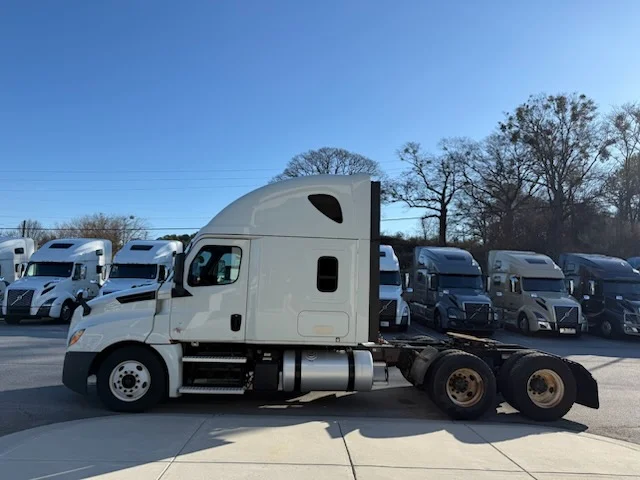 2020 Freightliner Cascadia - image 6
