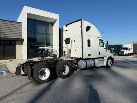2020 Freightliner Cascadia - image 3