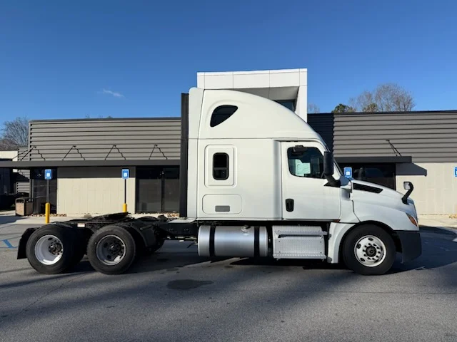 2020 Freightliner Cascadia - image 2