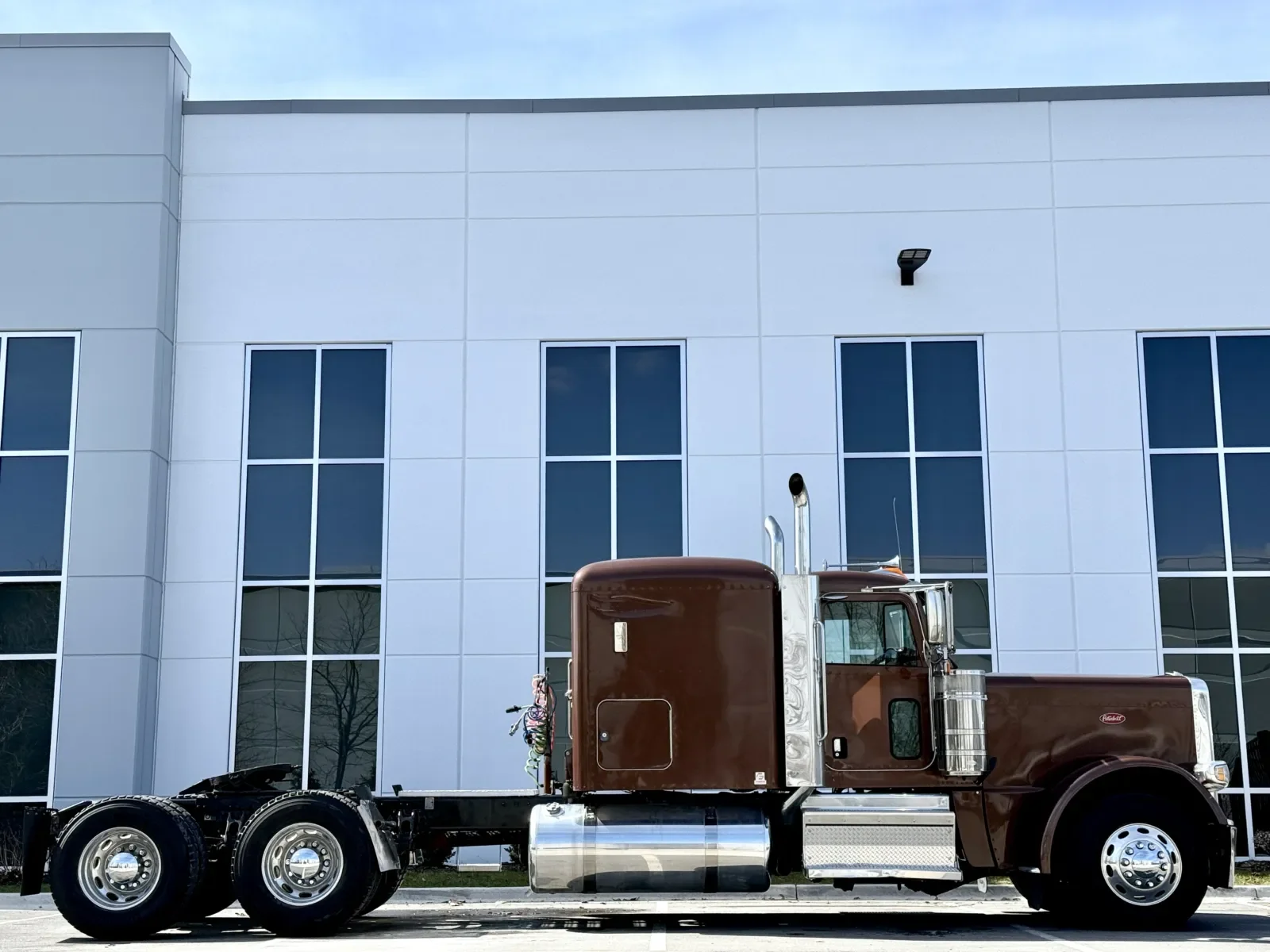 2018 Peterbilt 389 - image 3