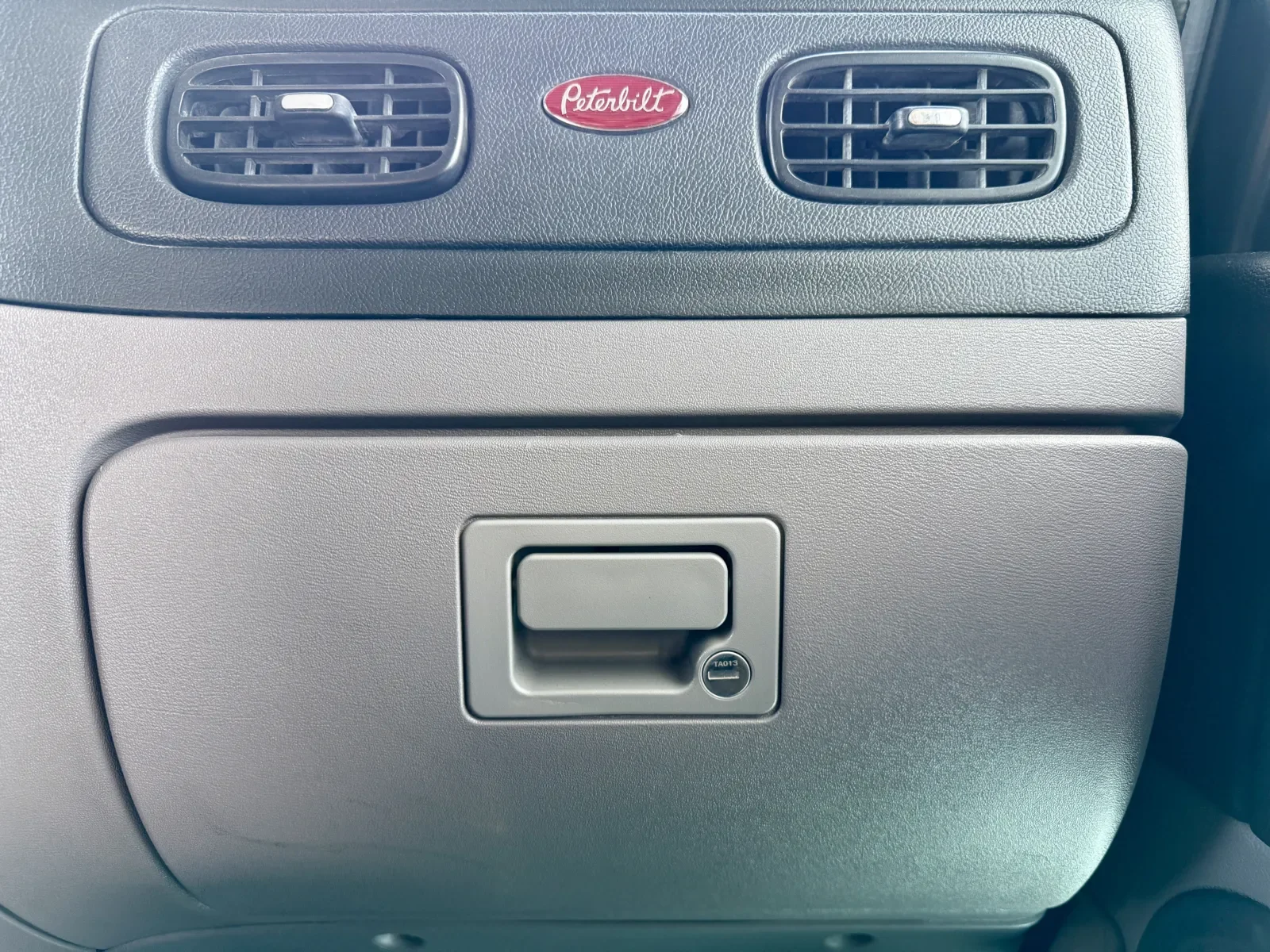 2018 Peterbilt 389 - image 19