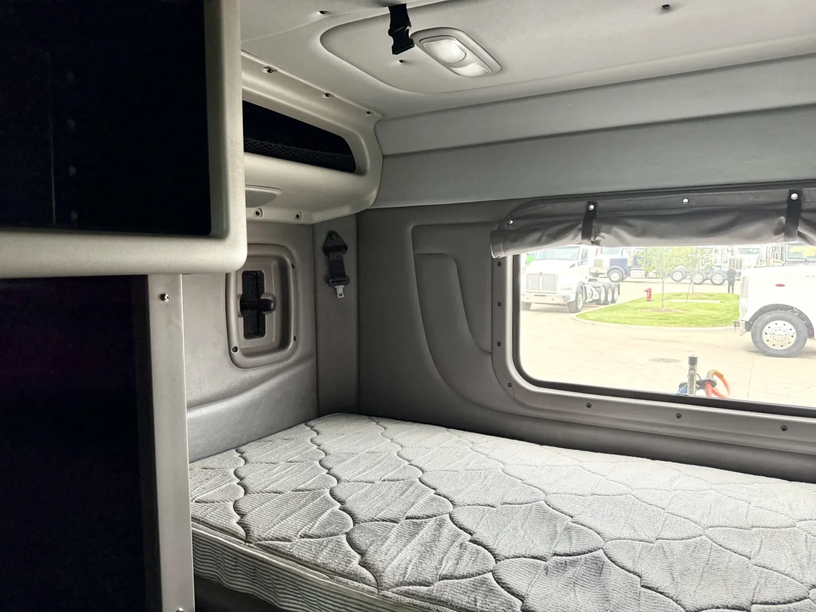 2018 Peterbilt 389 in New Lenox, IL — photo 22
