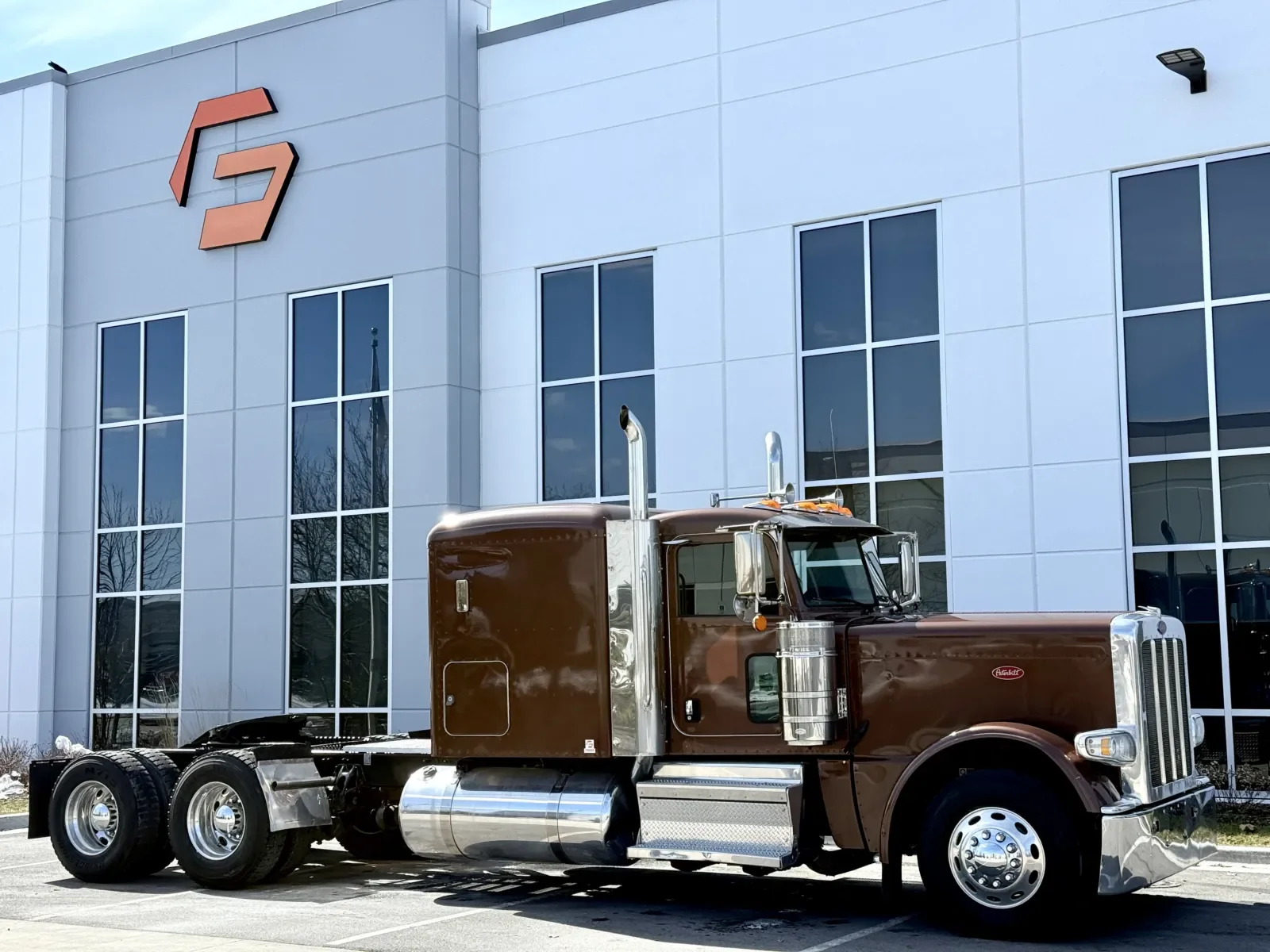 2018 Peterbilt 389 - image 2