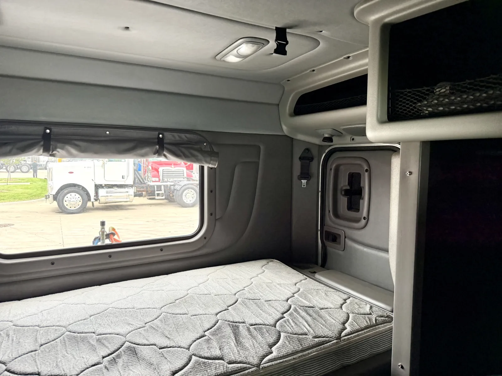 2018 Peterbilt 389 in New Lenox, IL — photo 24