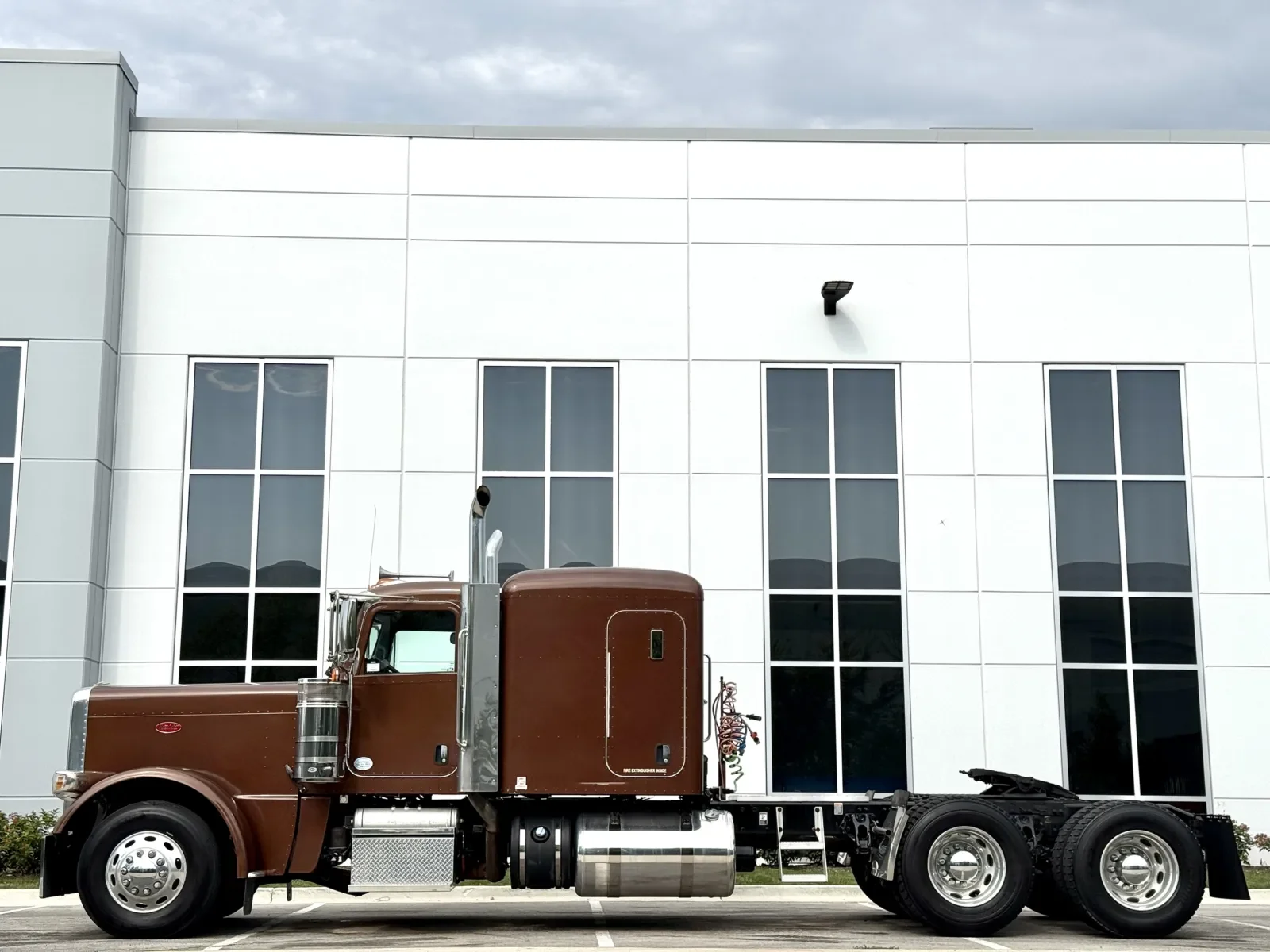 2018 Peterbilt 389 in New Lenox, IL — photo 4