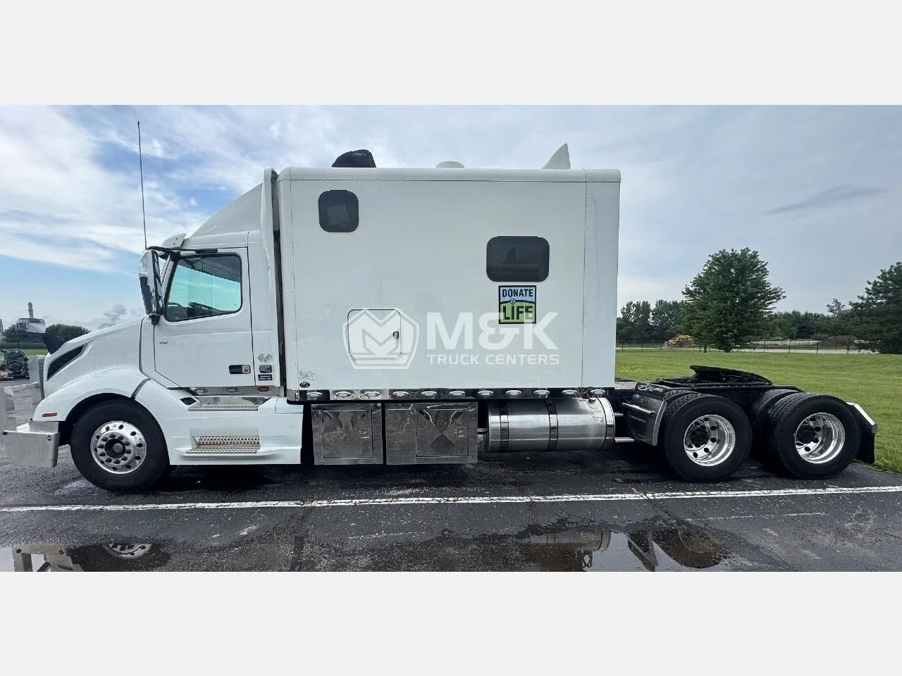 2023 Volvo VNL 300 in Waukee, IA