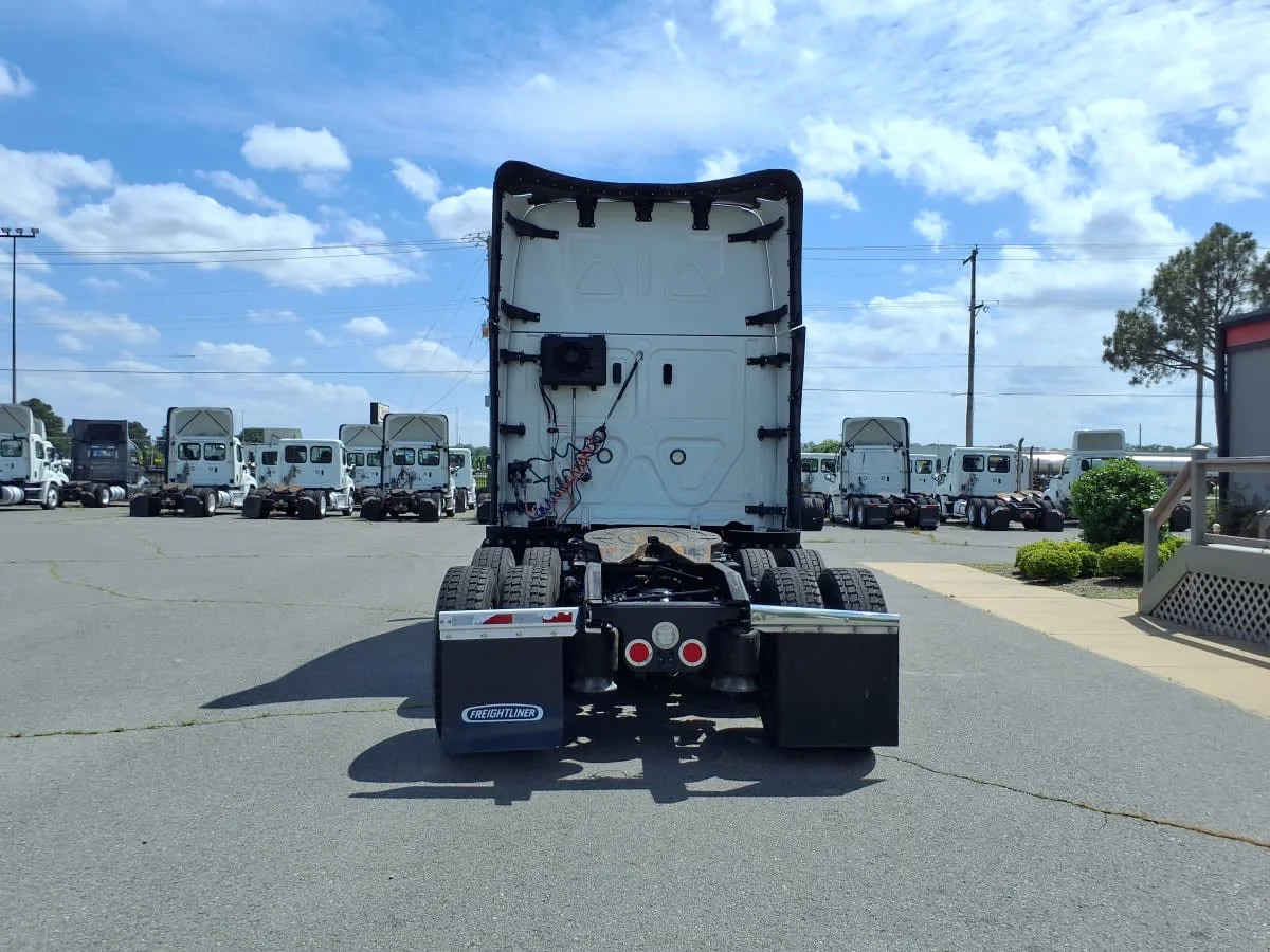2022 Freightliner Cascadia - image 5