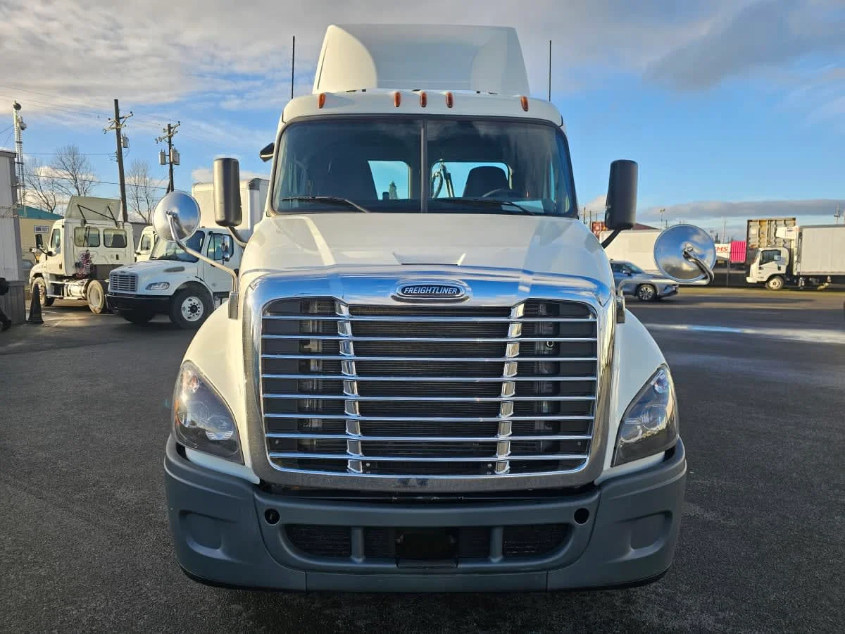 2019 Freightliner Cascadia in Tacoma, WA — photo 2
