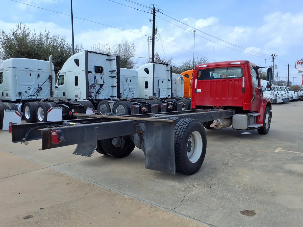 2019 Freightliner M2 106 in Houston, TX — photo 4