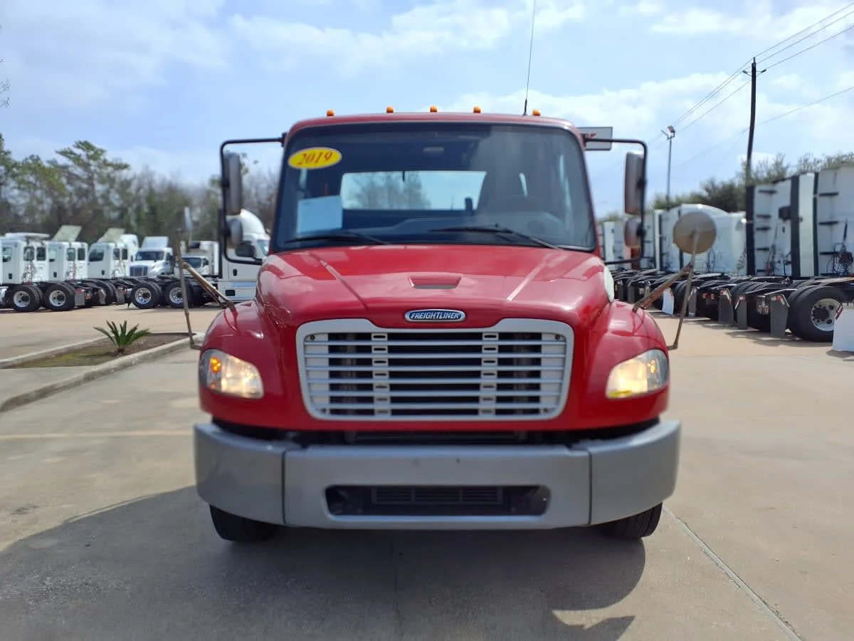 2019 Freightliner M2 106 in Houston, TX — photo 2