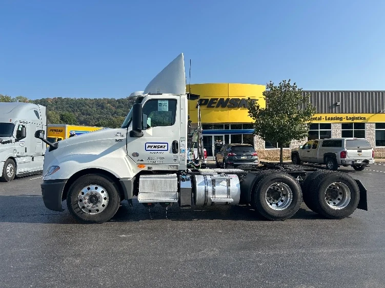 2020 International LT - image 4