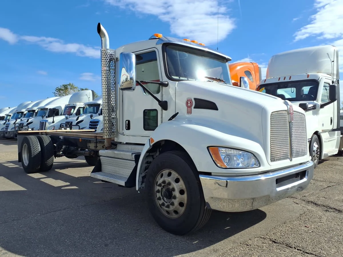 2020 Kenworth T370 - image 3