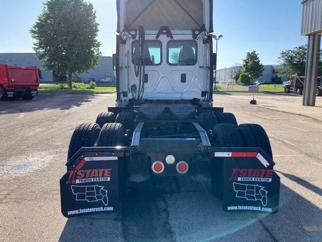 2017 Freightliner Cascadia - image 3