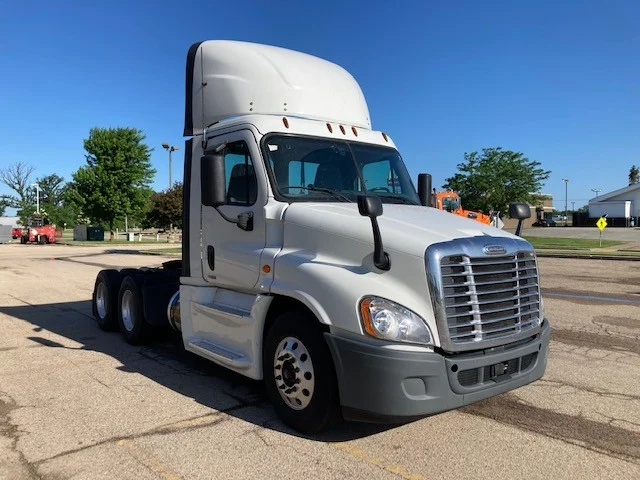 2017 Freightliner Cascadia - image 2