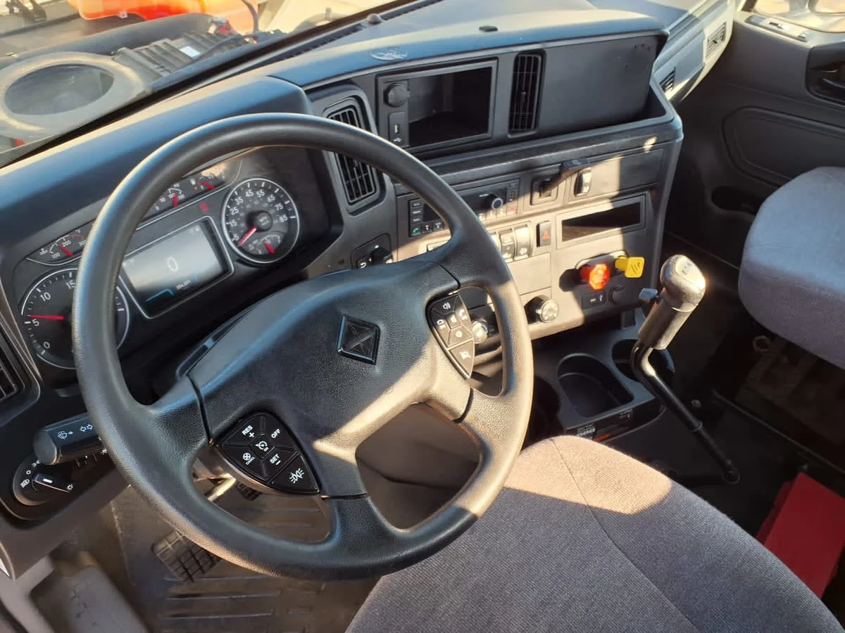 2021 International LT - image 7