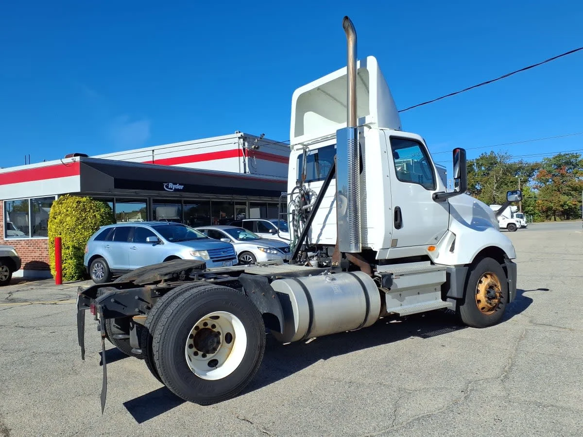 2021 International LT - image 4