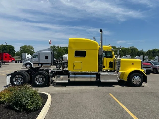 2023 Peterbilt 389 in Dayton, OH — photo 7