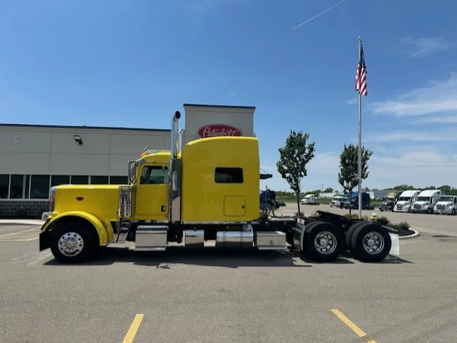 2023 Peterbilt 389 in Dayton, OH — photo 2