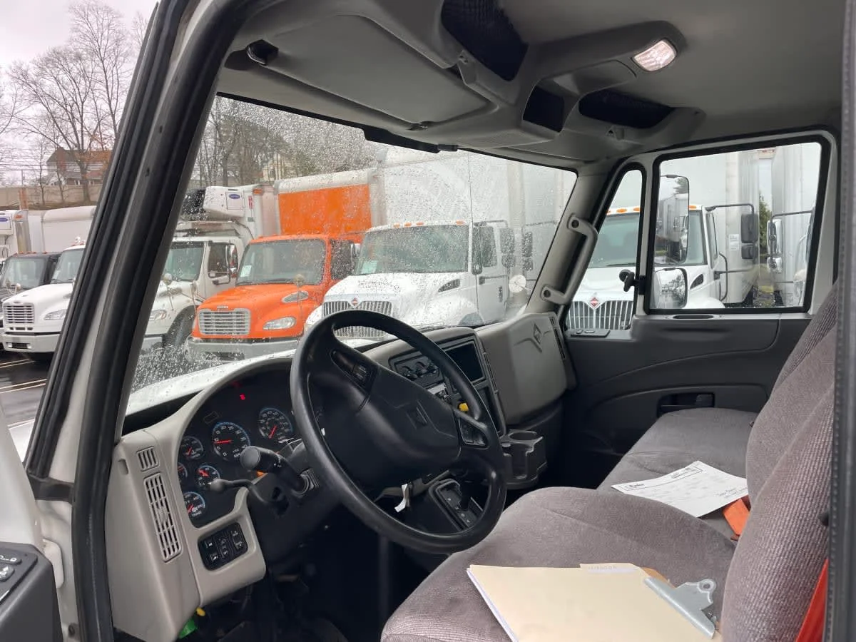 2017 International 4300 - image 7