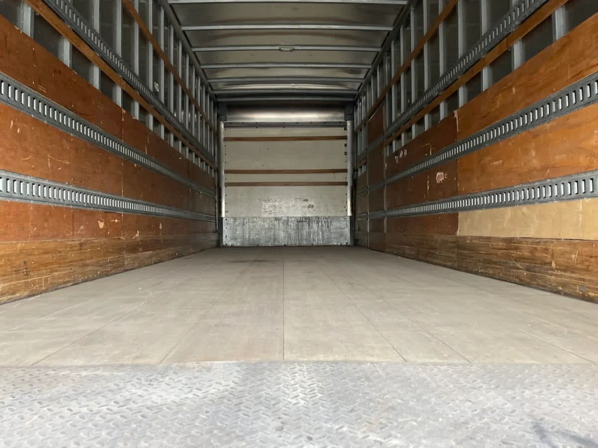 2017 International 4300 - image 8