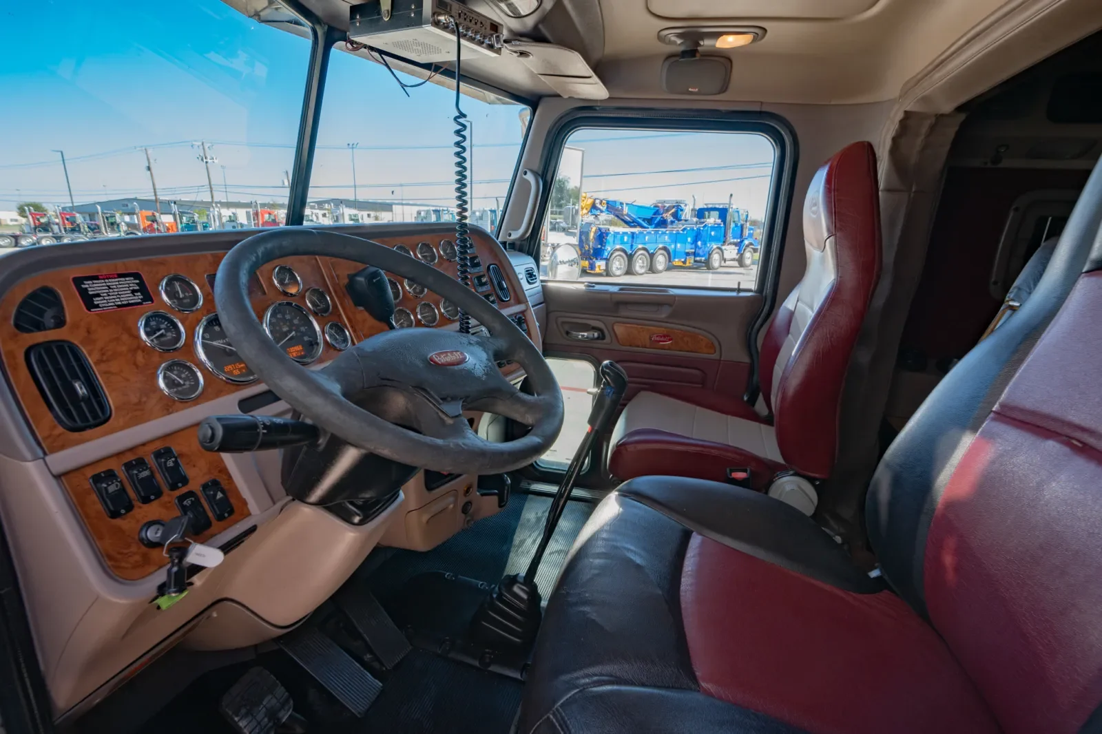 2010 Peterbilt 388 in Hutchins, TX — photo 15