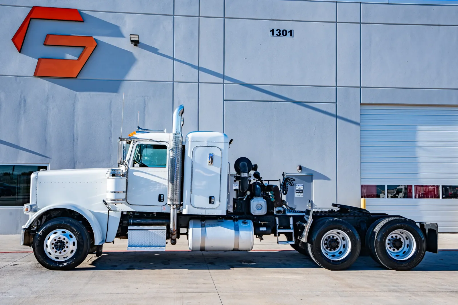2010 Peterbilt 388 in Hutchins, TX — photo 4