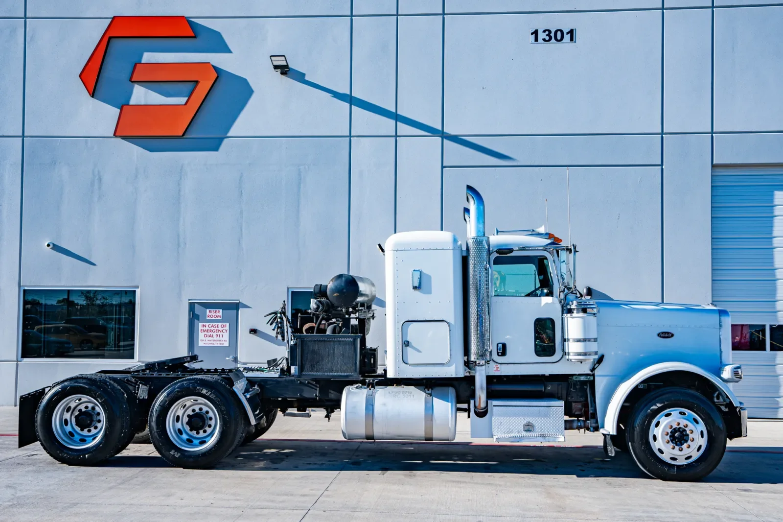 2010 Peterbilt 388 in Hutchins, TX — photo 3