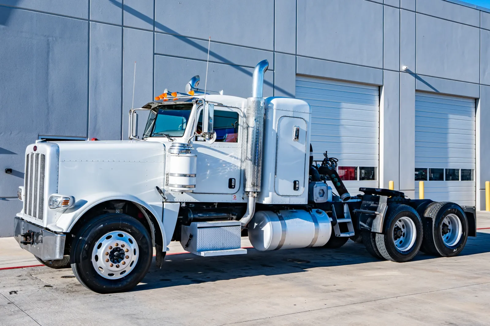 2010 Peterbilt 388 in Hutchins, TX — photo 2