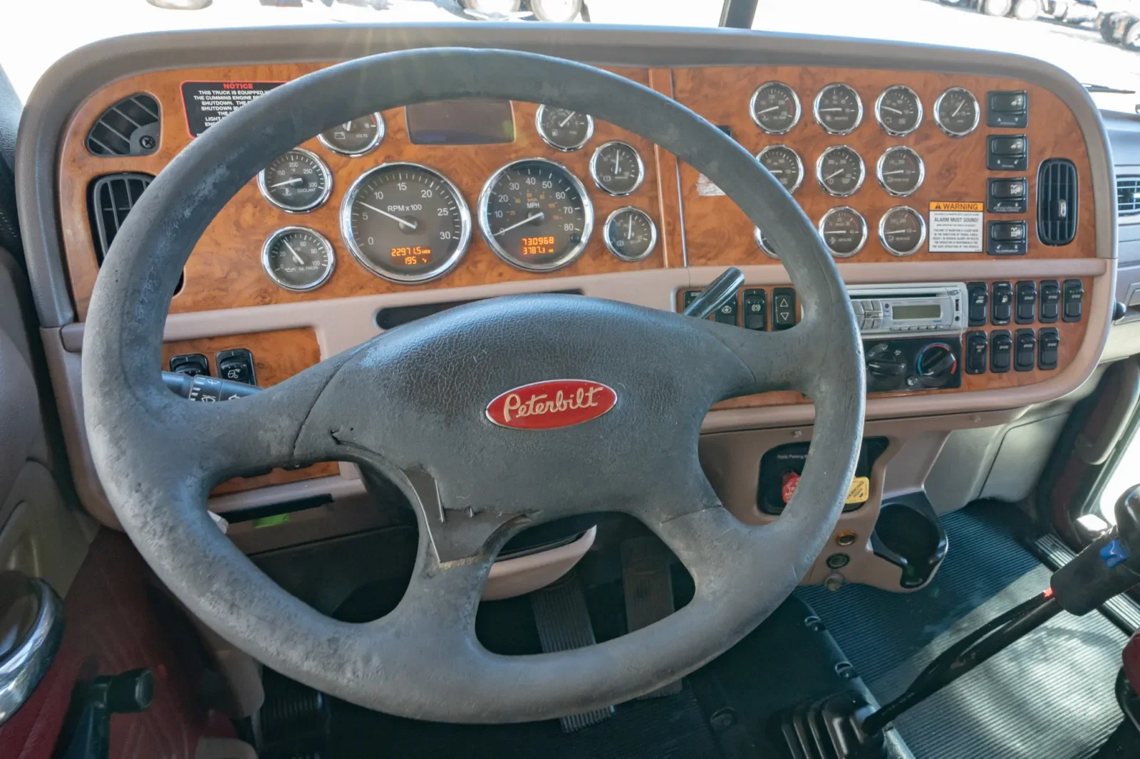 2010 Peterbilt 388 in Hutchins, TX — photo 16