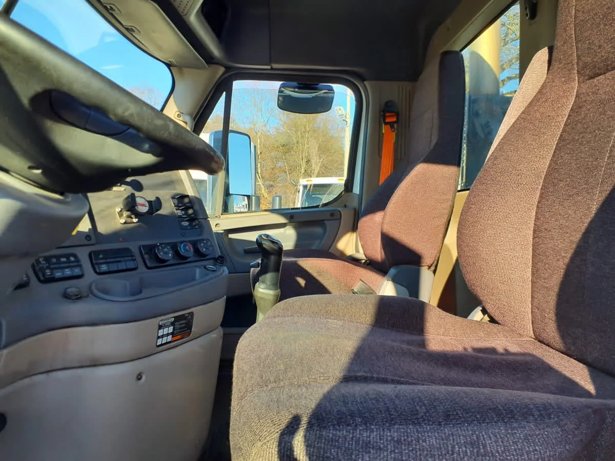 2017 Freightliner Cascadia - image 10