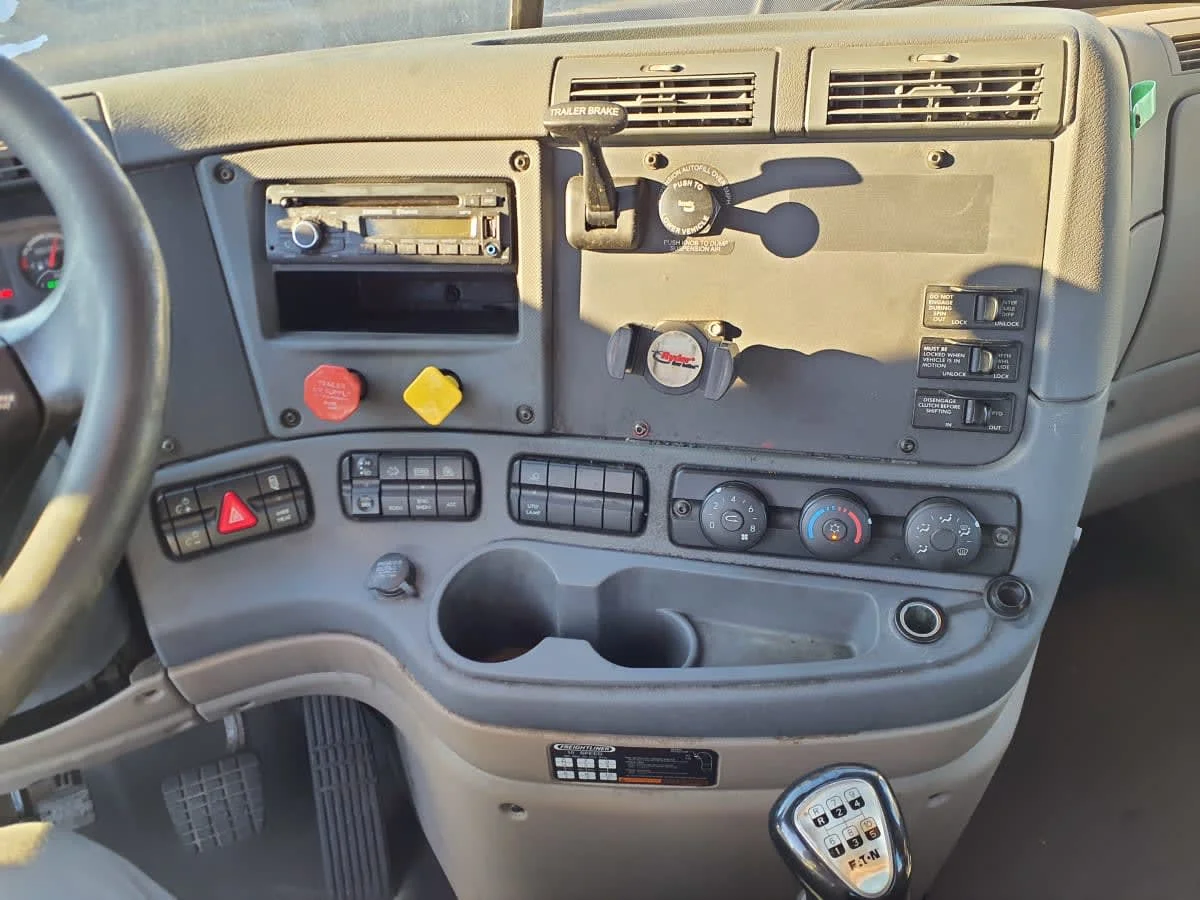 2017 Freightliner Cascadia - image 7