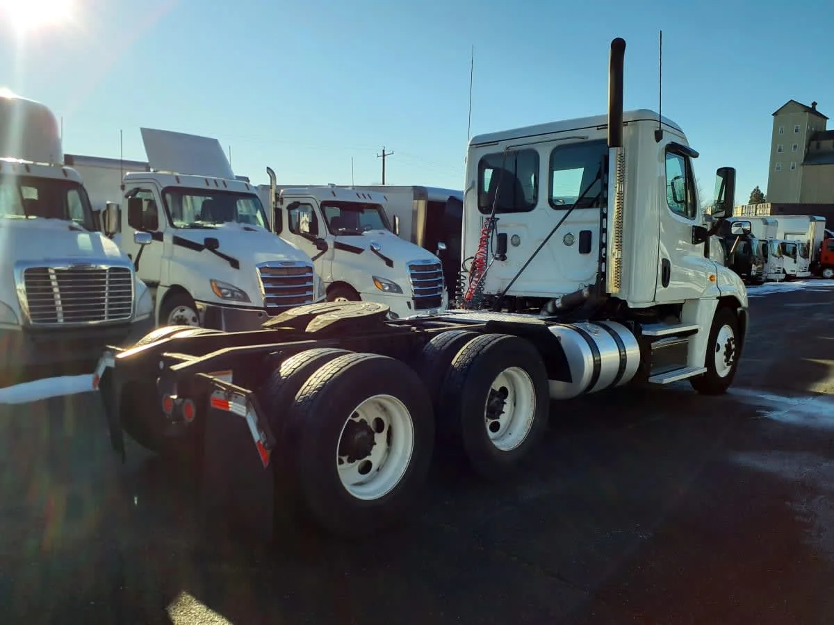 2017 Freightliner Cascadia - image 4