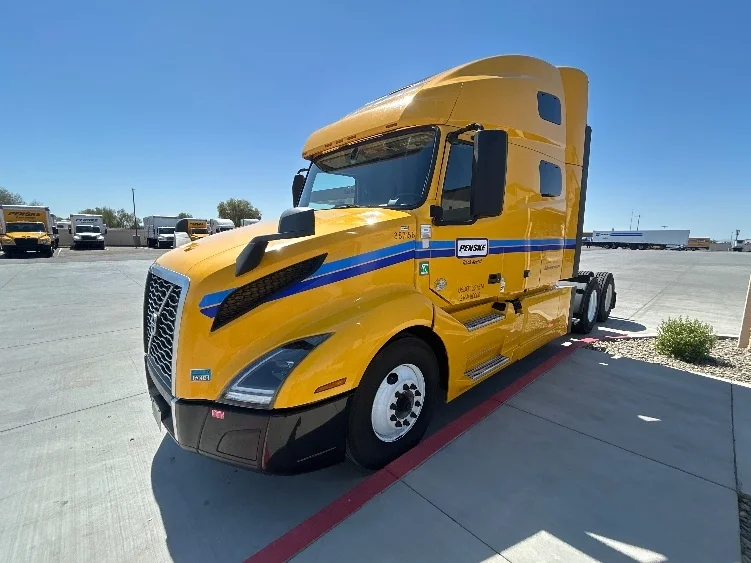 2022 Volvo VNL 760 in Phoenix, AZ — photo 3