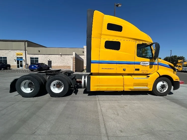 2022 Volvo VNL 760 in Phoenix, AZ — photo 8