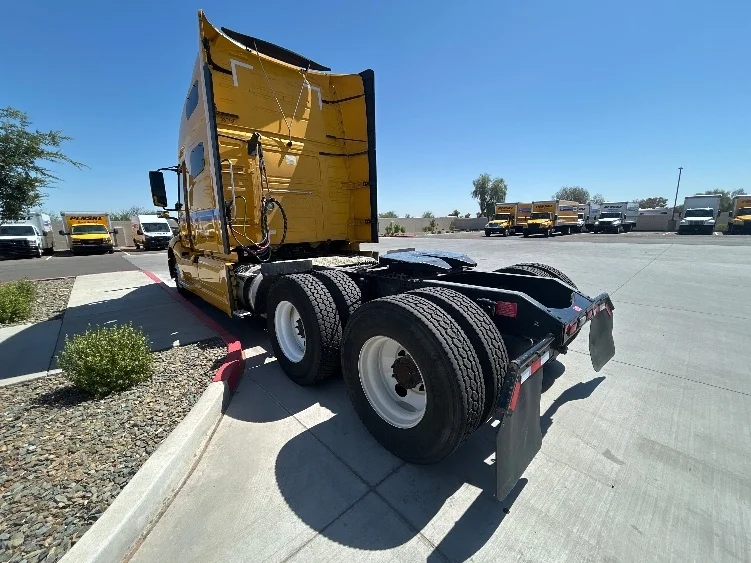 2022 Volvo VNL 760 in Phoenix, AZ — photo 5