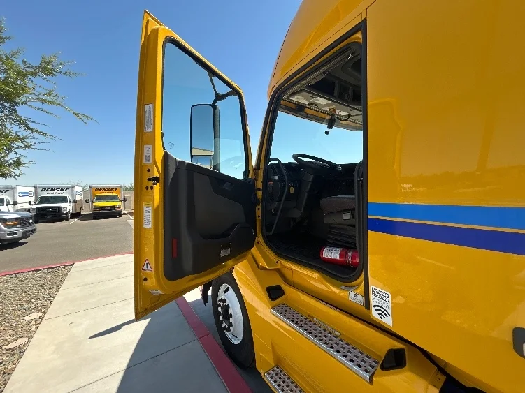 2022 Volvo VNL 760 in Phoenix, AZ — photo 9