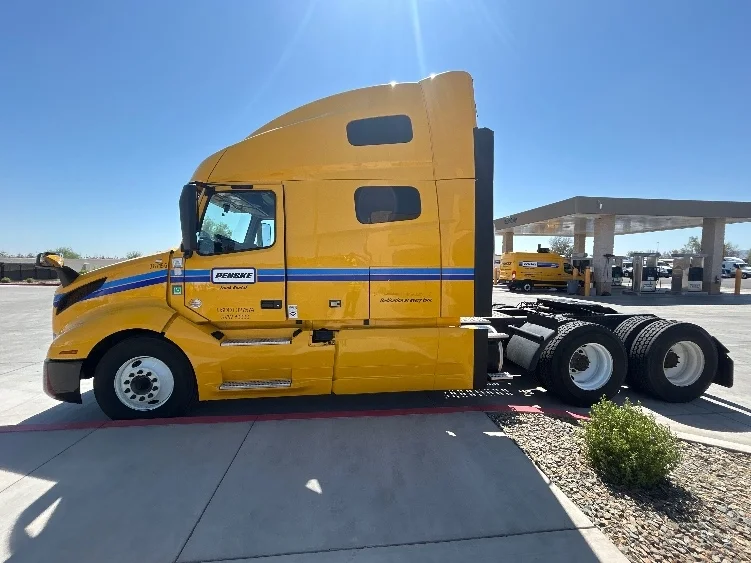 2022 Volvo VNL 760 in Phoenix, AZ — photo 4