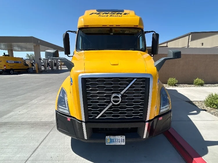 2022 Volvo VNL 760 in Phoenix, AZ — photo 2