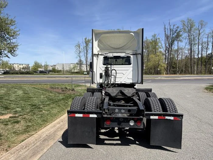 2022 International LT — photo 7