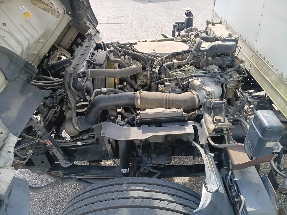 2014 Isuzu NQR - image 9