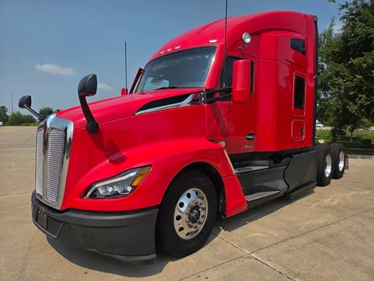 2023 Kenworth T680 in Cedar Rapids, IA — photo 2