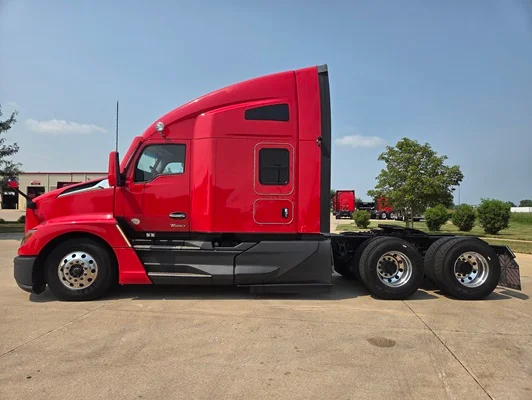 2023 Kenworth T680 in Cedar Rapids, IA — photo 9