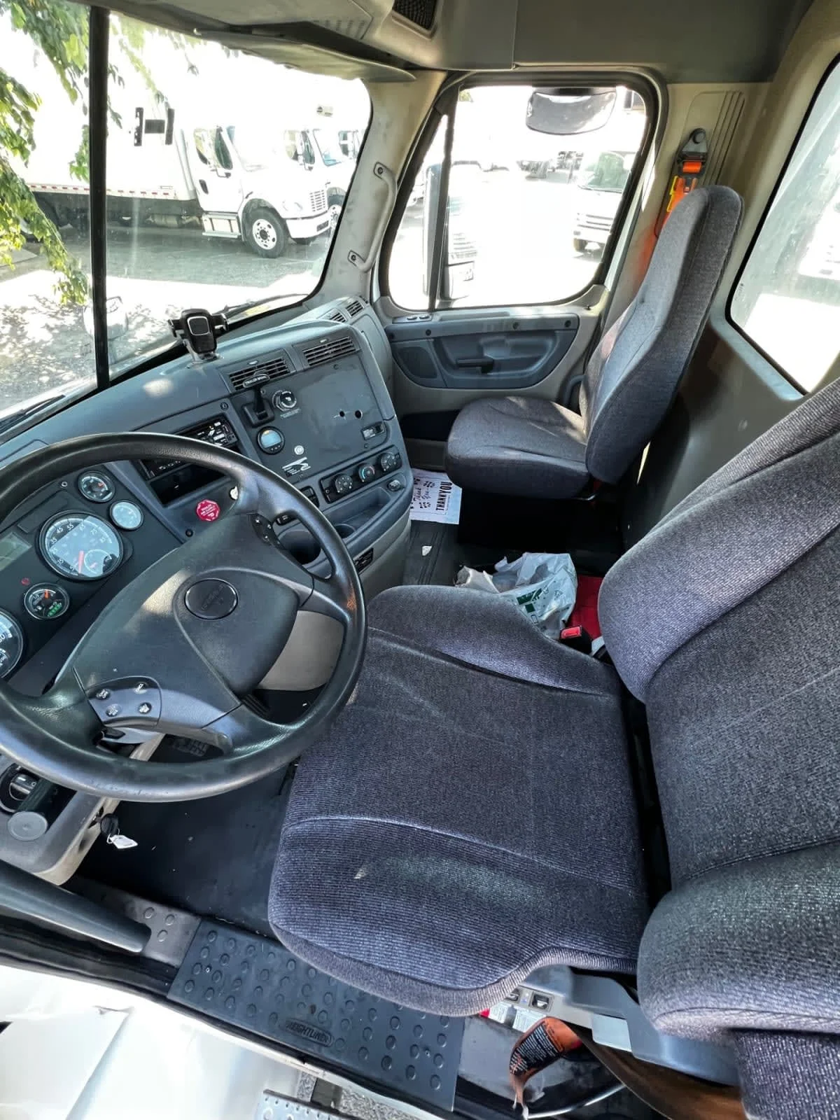 2018 Freightliner Cascadia - image 7