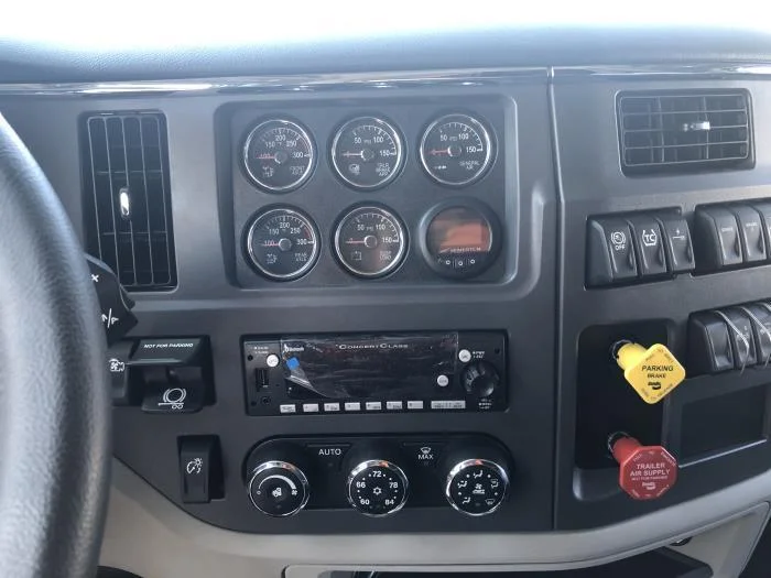 2025 Peterbilt 579 — photo 8