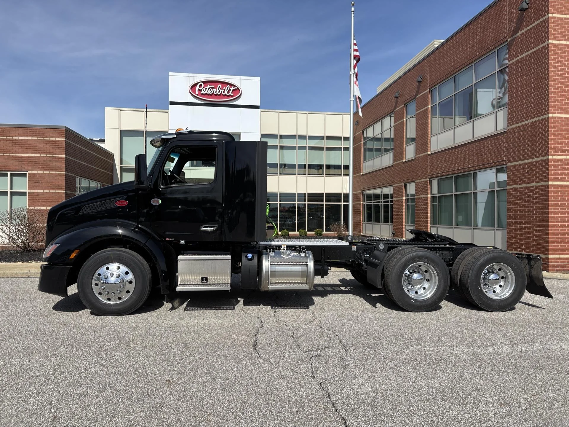 2027 Peterbilt 579 in Broadview Hts, OH — photo 2