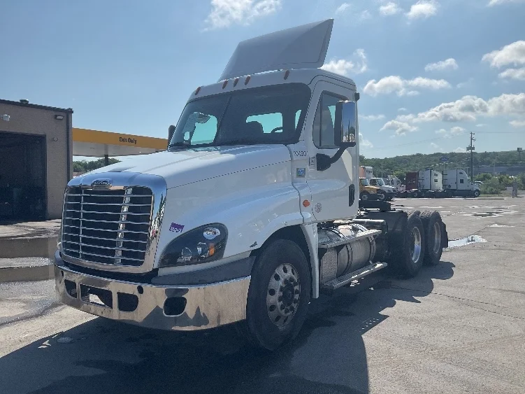 2018 Freightliner Cascadia - image 3