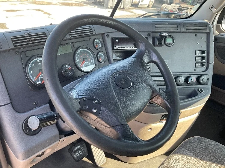 2018 Freightliner Cascadia - image 10