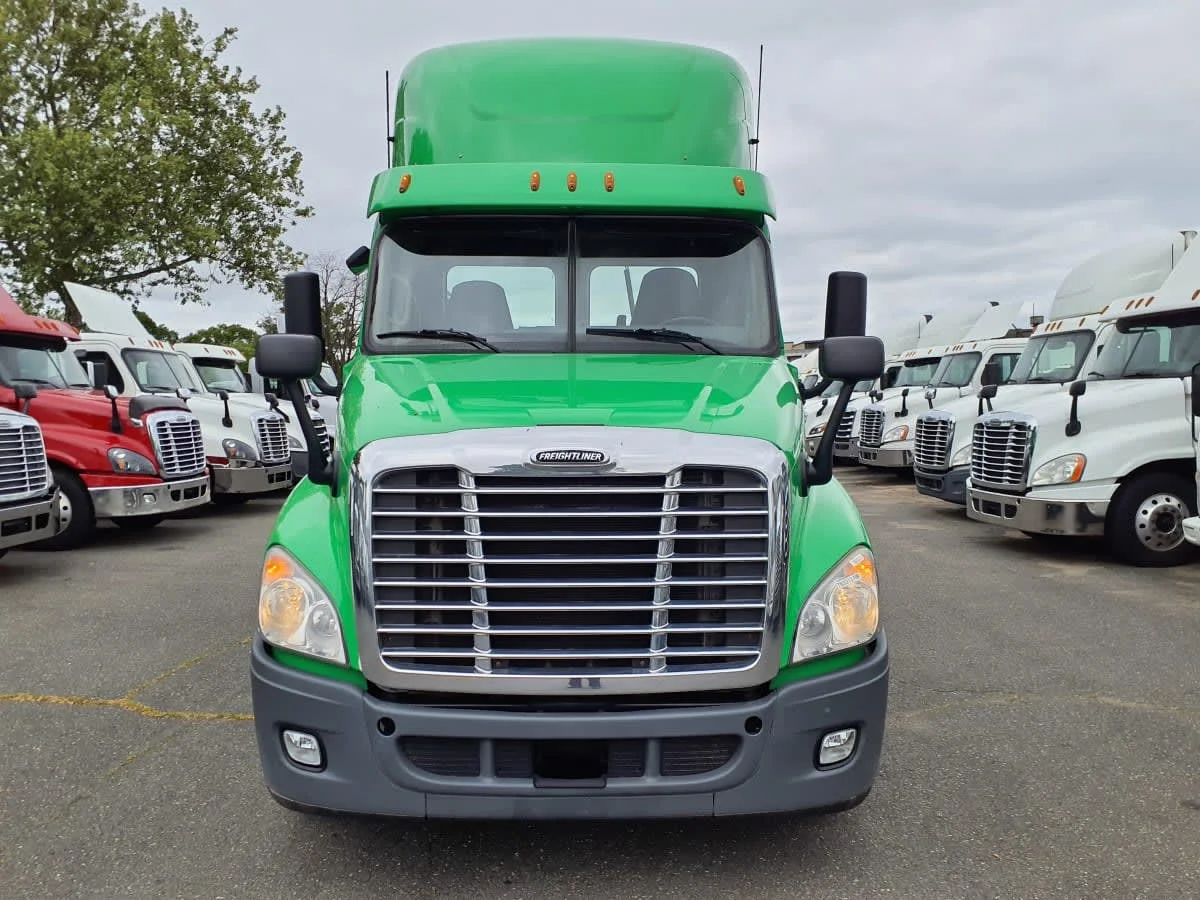 2019 Freightliner Cascadia - image 2
